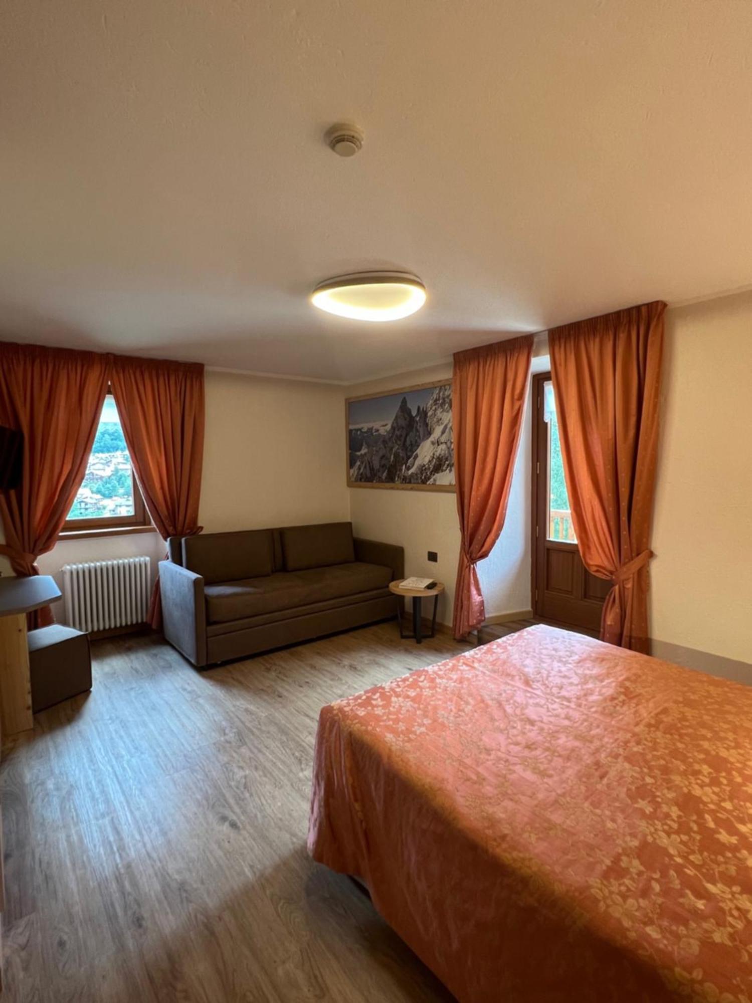 Hotel Des Glaciers กูร์มาเยอร์ ภายนอก รูปภาพ