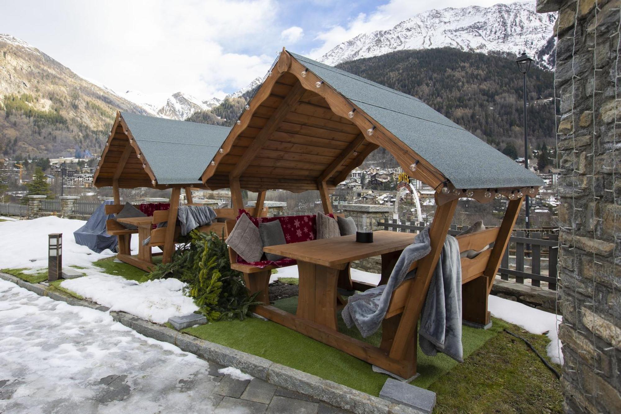 Hotel Des Glaciers กูร์มาเยอร์ ภายนอก รูปภาพ