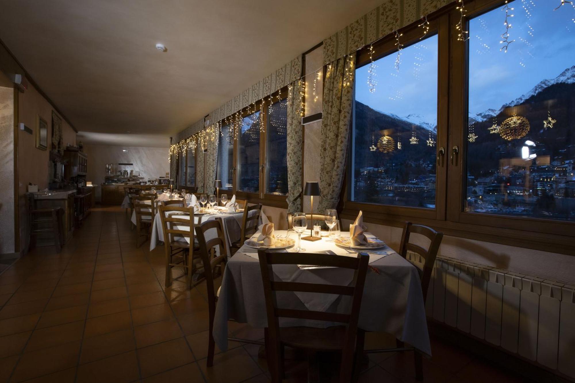 Hotel Des Glaciers กูร์มาเยอร์ ภายนอก รูปภาพ