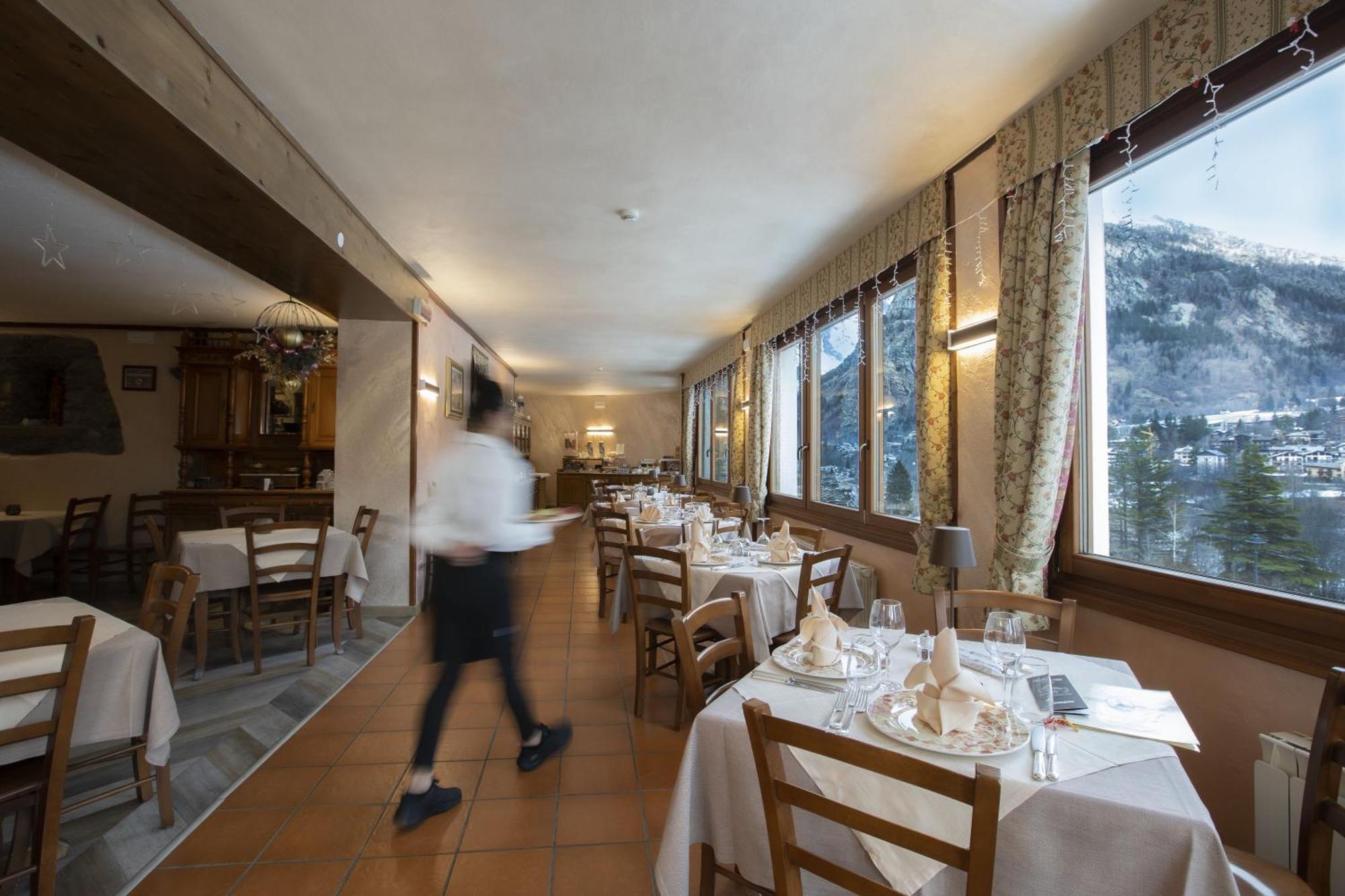 Hotel Des Glaciers กูร์มาเยอร์ ภายนอก รูปภาพ